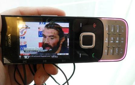 Utilisation de la Télévision mobile personnelle sur le téléphone mobile Nokia 5330 Mobile TV Edition.