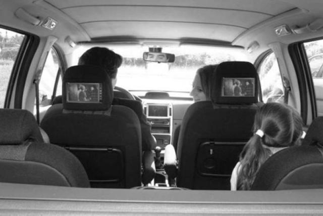 Photographie de véhicule équipé d’écrans multimédias pour les passagers arrière.